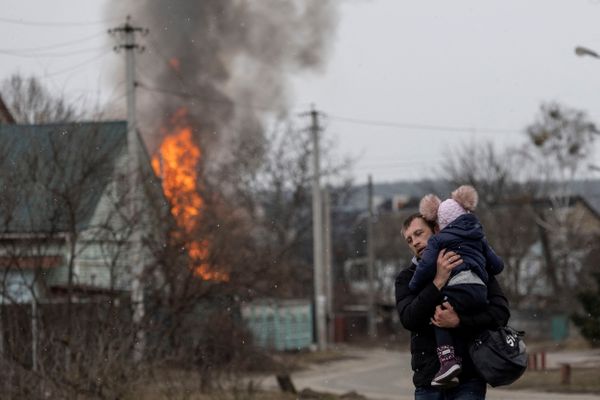 Morador foge de Irpin, cidade próxima a Kiev, neste domingo; ataques à Ucrânia interrompem retirada de civis pela 2ª vez