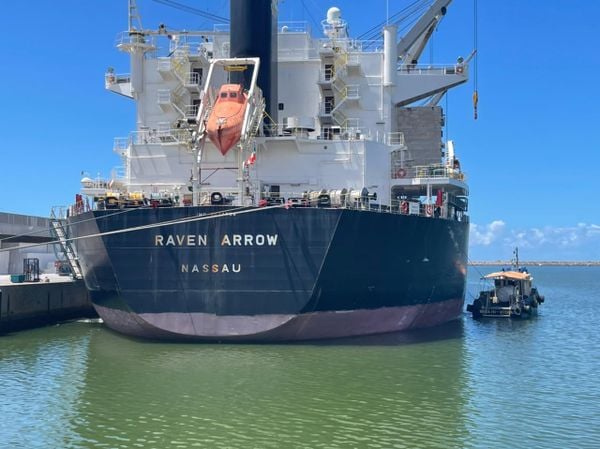 Navio Raven Arrow está atracado em Aracruz