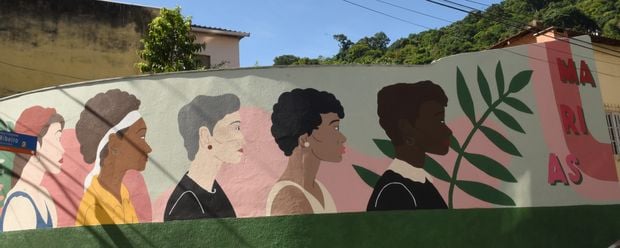 Pintura Marias do Centro, que faz parte do Projeto Cores que acolhem  - Colorindo o Centro. O muro fica na rua Sete de Setembro, Centro de Vitória.