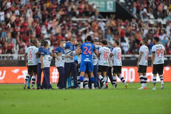 Jogadores do Vasco ficaram revoltados após o apito final do árbitro