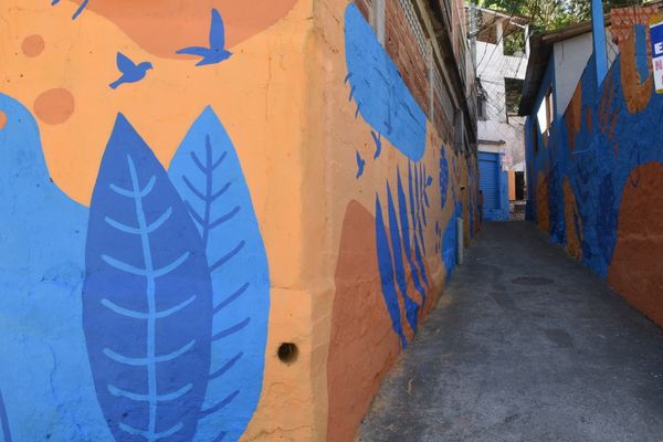 Muros coloridos do Projeto Cores que acolhem - Colorindo o Centro - na entrada do morro da Piedade, Vitória.  por Carlos Alberto Silva
