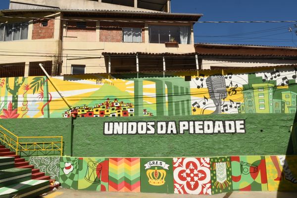 Muros coloridos do Projeto Cores que acolhem - Colorindo o Centro - na entrada do morro da Piedade, Vitória.  por Carlos Alberto Silva