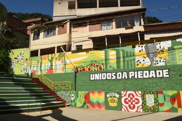 Muros coloridos do Projeto Cores que acolhem - Colorindo o Centro - na entrada do morro da Piedade, Vitória.  por Carlos Alberto Silva