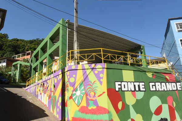 Muros coloridos do Projeto Cores que acolhem - Colorindo o Centro - na entrada do morro da Piedade, Vitória. 