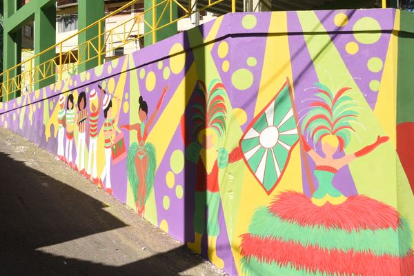 Muros coloridos do Projeto Cores que acolhem - Colorindo o Centro - na entrada do morro da Piedade, Vitória.  por Carlos Alberto Silva