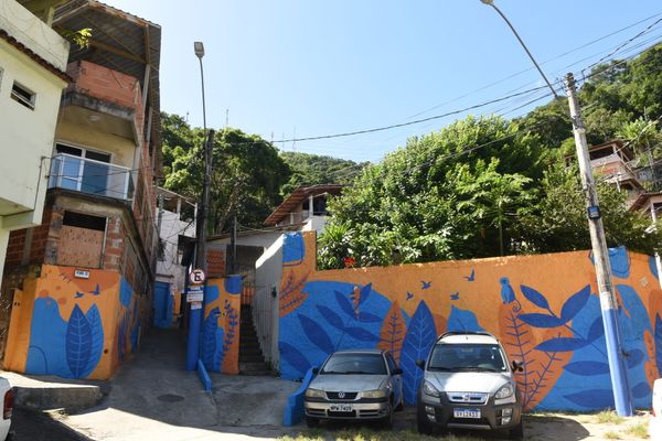 Muros coloridos do Projeto Cores que acolhem - Colorindo o Centro - na entrada do morro da Piedade, Vitória.  por Carlos Alberto Silva