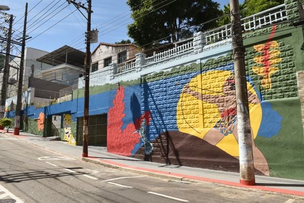 Muros coloridos do Projeto Cores que acolhem - Colorindo o Centro - na rua Graciano das Neves, Centro de Vitória.
