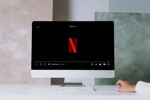 Taxa da Netflix: entenda como a novidade do streaming vai afetar sua  assinatura