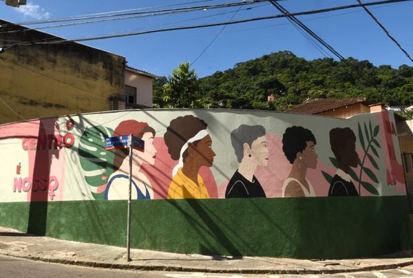 Pintura Marias do Centro, que faz parte do Projeto Cores que acolhem - Colorindo o Centro. O muro fica na rua Sete de Setembro, Centro de Vitória.