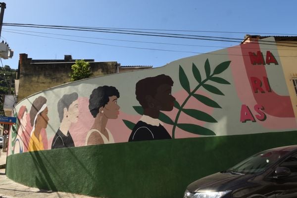 Pintura Marias do Centro, que faz parte do Projeto Cores que acolhem - Colorindo o Centro. O muro fica na rua Sete de Setembro, Centro de Vitória. por Carlos Alberto Silva