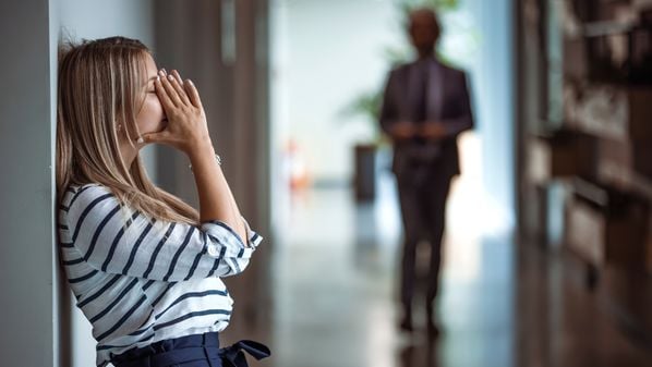 Enquanto o burnout é classificado como doença ocupacional, a pesada carga mental  que as mulheres carregam continua invisível na sociedade