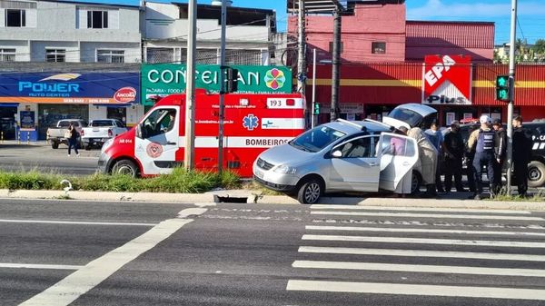 Ambulância do Corpo de Bombeiros socorreu mulher ferida em acidente entre carro e viatura da Polícia Civil.