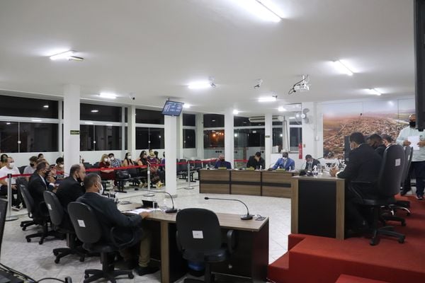 Câmara Municipal de Baixo Guandu votou aumento do salário de prefeito, vice-prefeito, secretários municipais e vereadores.