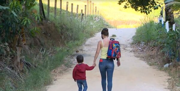Caminhada de mais de 2 km faz parte da rotina de Raiane e o filho Nicolas para ter acesso à educação