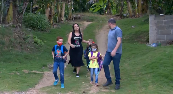 Família de Fernanda Delaparte também é uma das que sofreu com a falta de transporte na região de São Miguel, em Guarapari