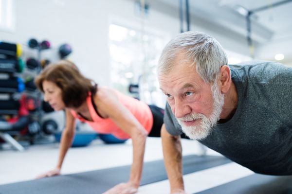 Mulher e homem de 50 anos fazendo exercício físico