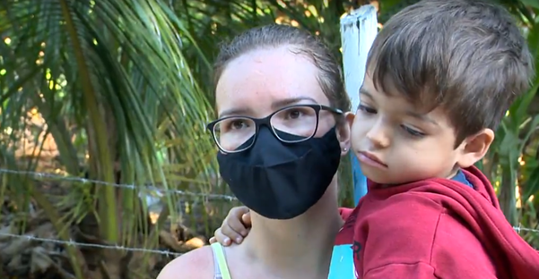 Raiane anda com o filho Nicolas por mais de 2 km todos os dias para que ele consiga chegar à creche