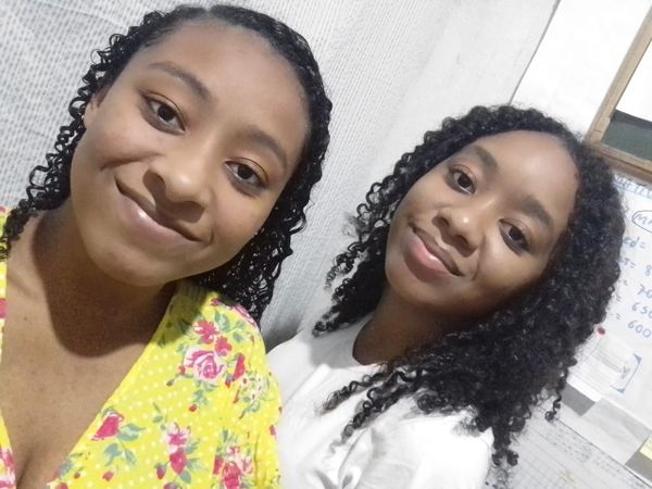  Débora e a irmã mais nova Késsia Radja de Souza Pereira, de 16 anos
