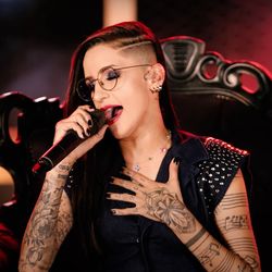 A cantora Paula Cassaro no clipe de "A Lenda / Por um Gole / Na Hora de Amar "