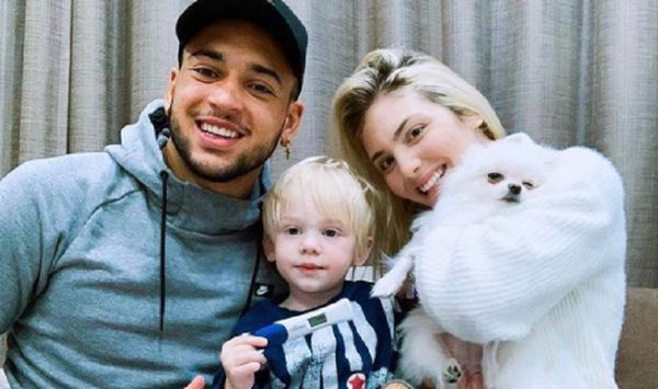 A capixaba Lyarah com o marido, o filho e um dos cachorros