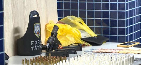 Armas, munição e drogas apreendidas em carro onde estavam adolescentes em Vila Velha.
