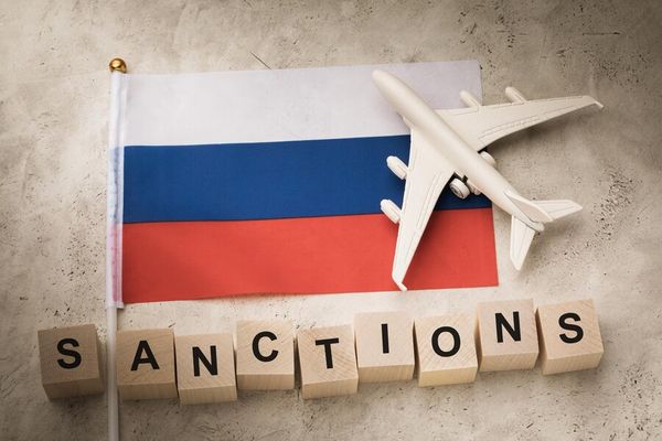Bandeira da Rússia e elementos com conceito sobre sanções