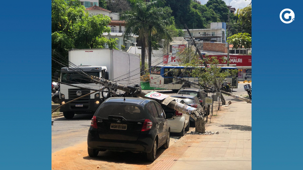 Caminhão atingiu a fiação e derrubou três postes no bairro Gilberto Machado, em Cachoeiro de Itapemirim.