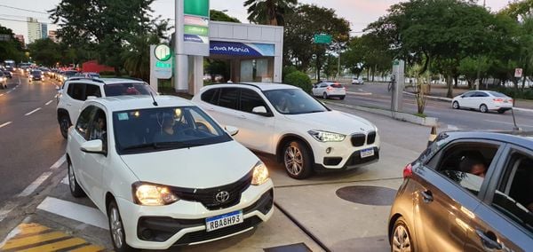 Movimento em um posto da Avenida Américo Buaiz, em Vitória, estava alto nesta quinta-feira (10) por Carlos Alberto Silva