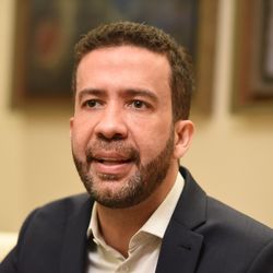 Deputado do Avante de Minas Gerais foi suspenso por ofensas homofóbicas contra Nikolas Ferreira durante sessão no plenário da Casa