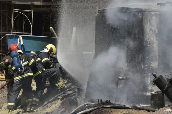 Bombeiros combateram as chamas em canteiro de obras de prédio no bairro Santa Lúcia, em Vitória