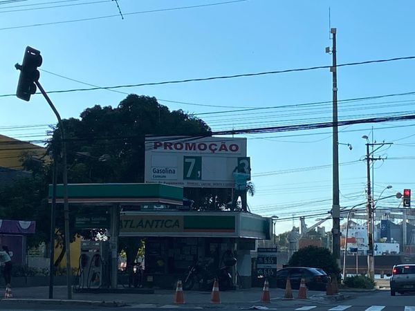 Em posto no Centro de Vitória, placa de anuncio do preço já está sendo alterada: novo valor é de R$ 7,37