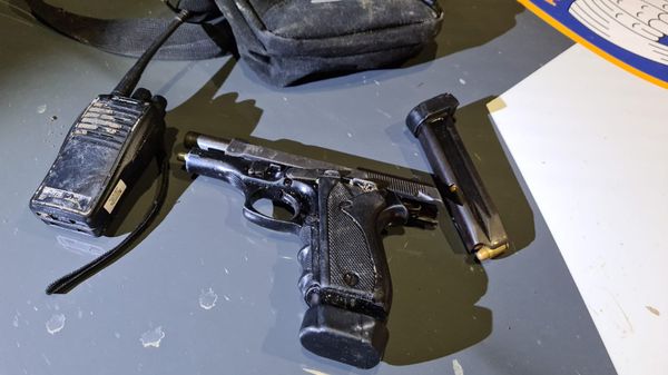 Materiais recolhidos com o homem que morreu na troca de tiros