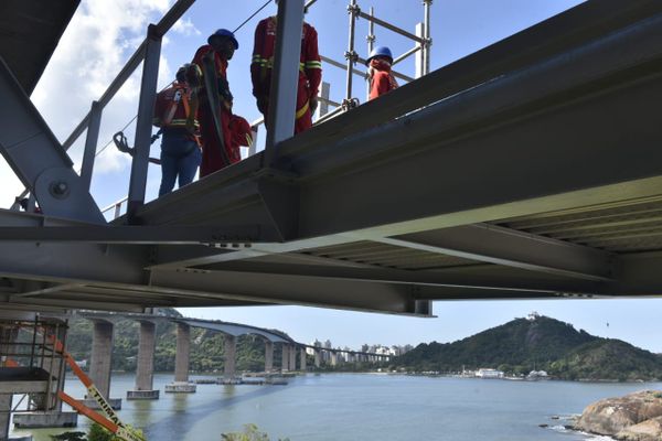 Obras da Ciclovia da Vida, na Terceira Ponte, avançam sobre a Baía de Vitória por Ricardo Medeiros