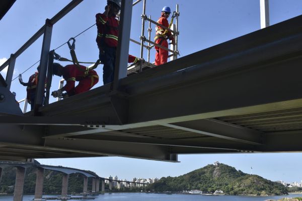Obras da Ciclovia da Vida, na Terceira Ponte, avançam sobre a Baía de Vitória
