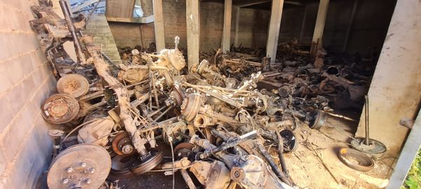 Várias peças de carros desmanchados foram encontradas no bairro Coramara, em Cachoeiro de Itapemirim por João Henrique Castro