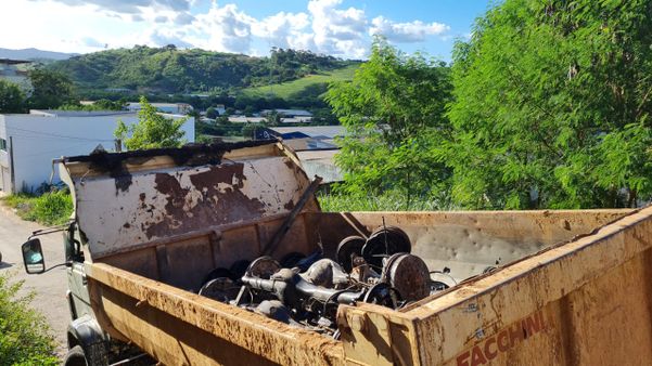 Várias peças de carros desmanchados foram encontradas no bairro Coramara, em Cachoeiro de Itapemirim por João Henrique Castro