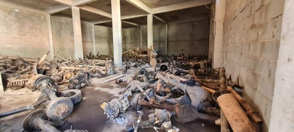 Várias peças de carros desmanchados foram encontradas no bairro Coramara, em Cachoeiro de Itapemirim por João Henrique Castro