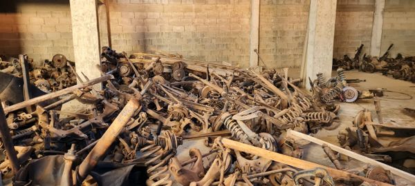 Várias peças de carros desmanchados foram encontradas no bairro Coramara, em Cachoeiro de Itapemirim por João Henrique Castro