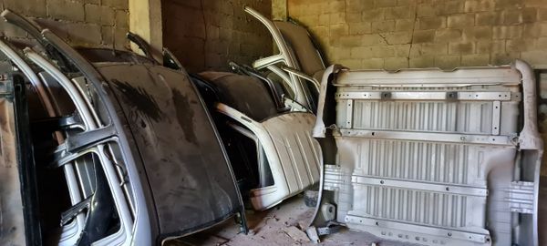 Várias peças de carros desmanchados foram encontradas no bairro Coramara, em Cachoeiro de Itapemirim por João Henrique Castro