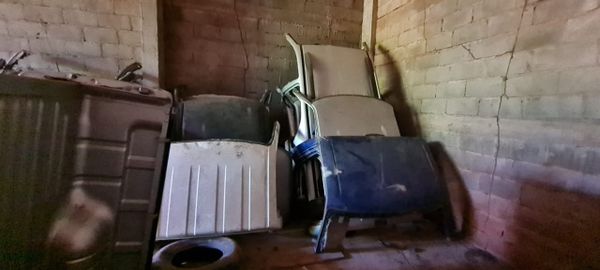 Várias peças de carros desmanchados foram encontradas no bairro Coramara, em Cachoeiro de Itapemirim por João Henrique Castro