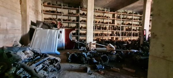Várias peças de carros desmanchados foram encontradas no bairro Coramara, em Cachoeiro de Itapemirim por João Henrique Castro