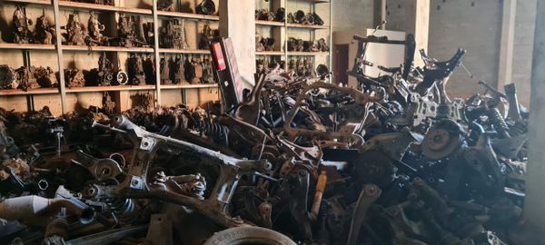 Várias peças de carros desmanchados foram encontradas no bairro Coramara, em Cachoeiro de Itapemirim por João Henrique Castro