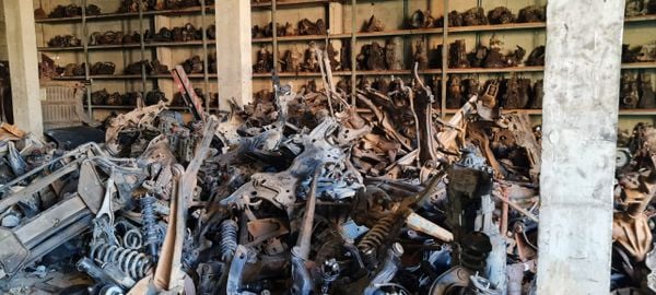 Várias peças de carros desmanchados foram encontradas no bairro Coramara, em Cachoeiro de Itapemirim por João Henrique Castro