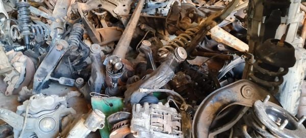 Várias peças de carros desmanchados foram encontradas no bairro Coramara, em Cachoeiro de Itapemirim por João Henrique Castro