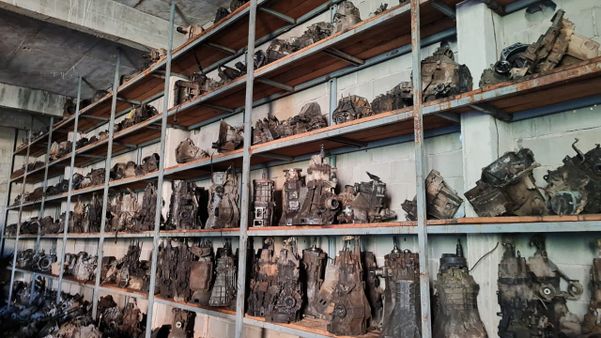 Várias peças de carros desmanchados foram encontradas no bairro Coramara, em Cachoeiro de Itapemirim por João Henrique Castro