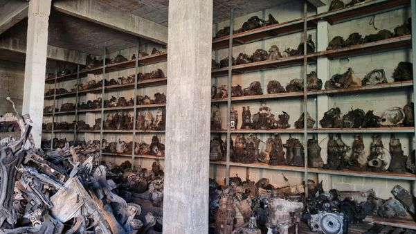 Várias peças de carros desmanchados foram encontradas no bairro Coramara, em Cachoeiro de Itapemirim por João Henrique Castro