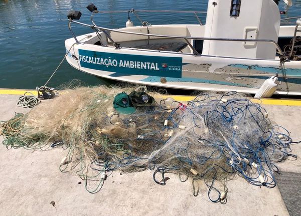 Rede de pesca ilegal de 500 metros é apreendida na Baía de Vitória