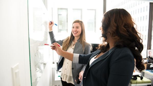 Quando você diz exatamente como algo deve ser executado, tira a oportunidade do liderado de se comprometer verdadeiramente com o resultado