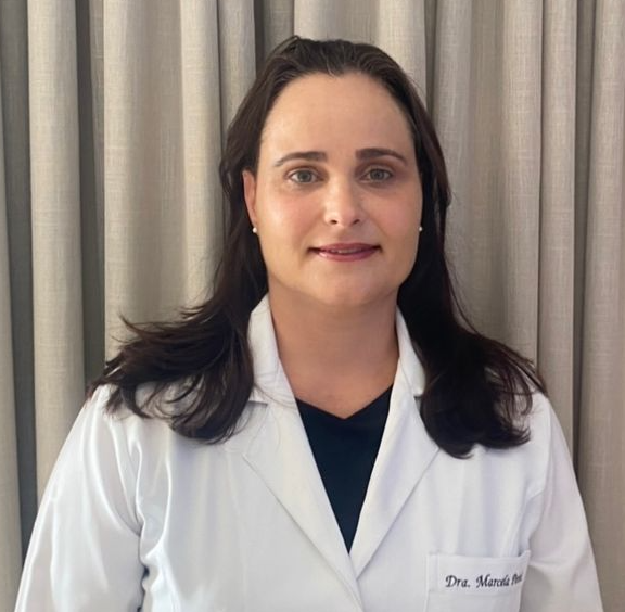 Marcela Perini Lemos da Cunha, médica cardiologista da Bio Scan, explica que o novo tomógrafo consegue fazer imagens de órgãos em movimento com precisão. . Crédito: Bio Scan/ Divulgação