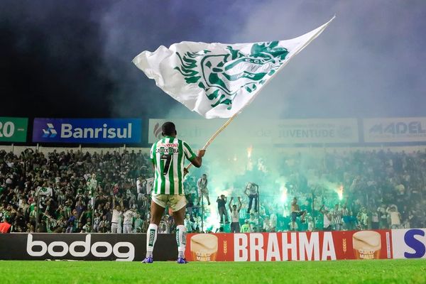 Capixaba comemora vitória com a torcida do Juventude